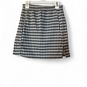 Chic Houndstooth Mini Skirt in Black and White